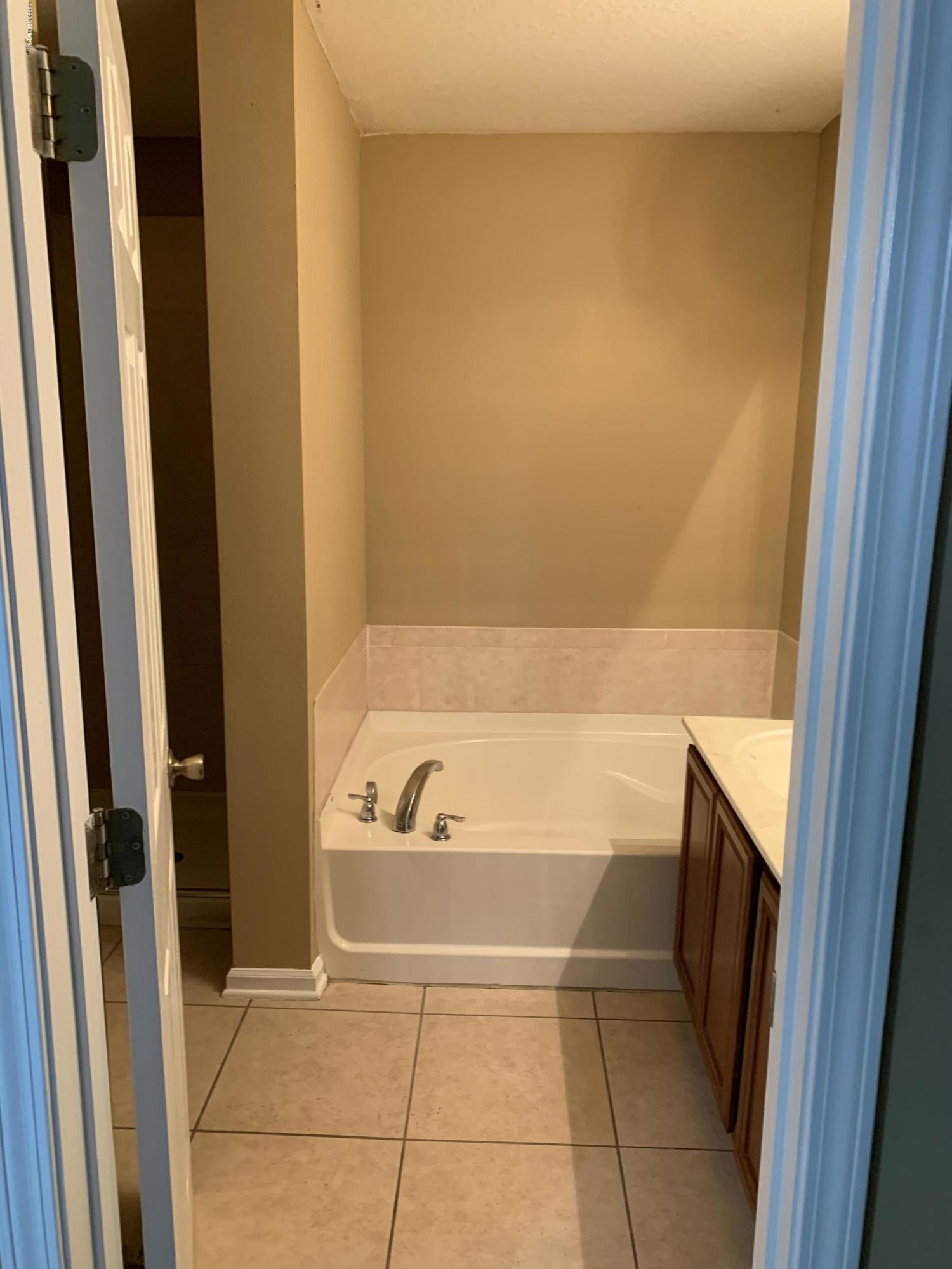 7140 Rampart Ridge Circle West Jacksonville, FL 32244 - Photo 3 of 13 a bathroom with a bathtub