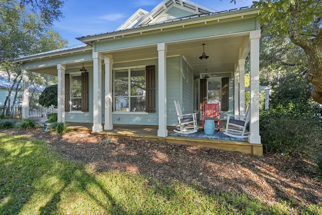 a view of a house with backyard and porch