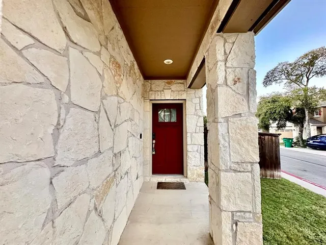 a view of entryway with a yard