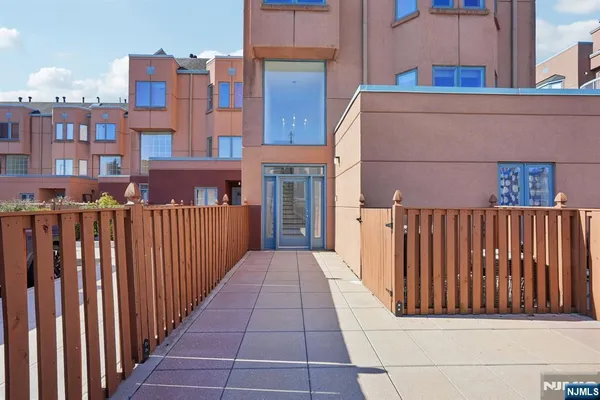 $839,000 | 316 Thornton Court, Unit T316, Edgewater, NJ 07020