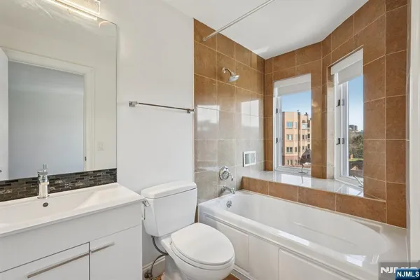 $839,000 | 316 Thornton Court, Unit T316, Edgewater, NJ 07020