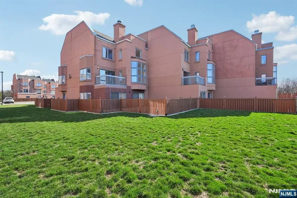 $839,000 | 316 Thornton Court, Unit T316, Edgewater, NJ 07020