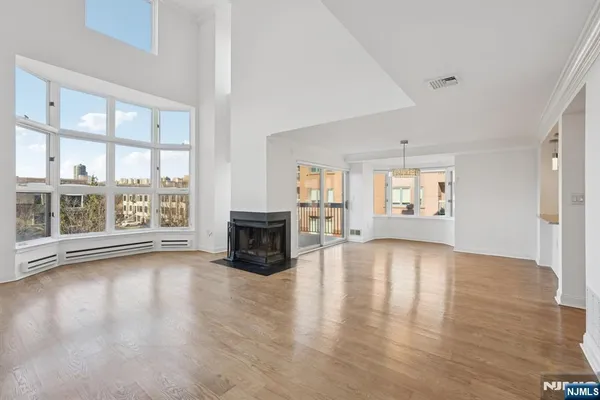 $839,000 | 316 Thornton Court, Unit T316, Edgewater, NJ 07020
