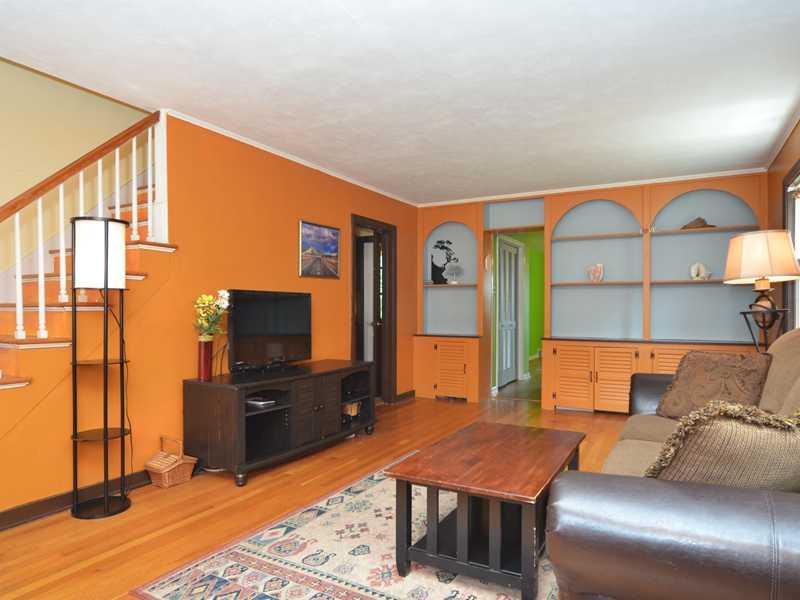 900 Ridge Road Ambridge, PA 15003 - Photo 13 of 23 Living Room.