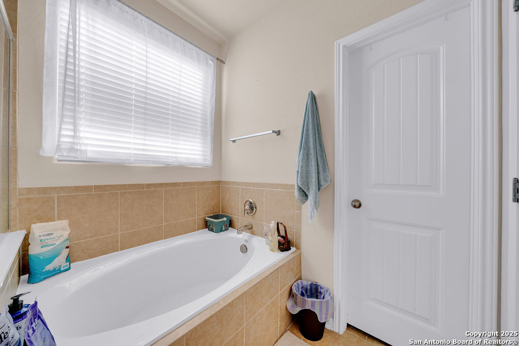 10222 Shawnee Converse, TX 78109 - Photo 15 of 28 a bathroom with a tub and a window