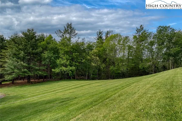 $525,000 | 884 Chetola Lake Drive, Unit 302 CARDINAL BLDG, Blowing Rock, NC 28605