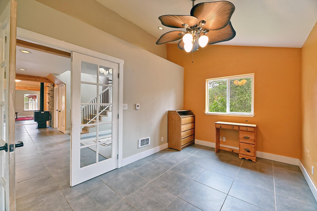 2734 Waters Gulch Road Jacksonville, OR 97530 - Photo 15 of 51 24