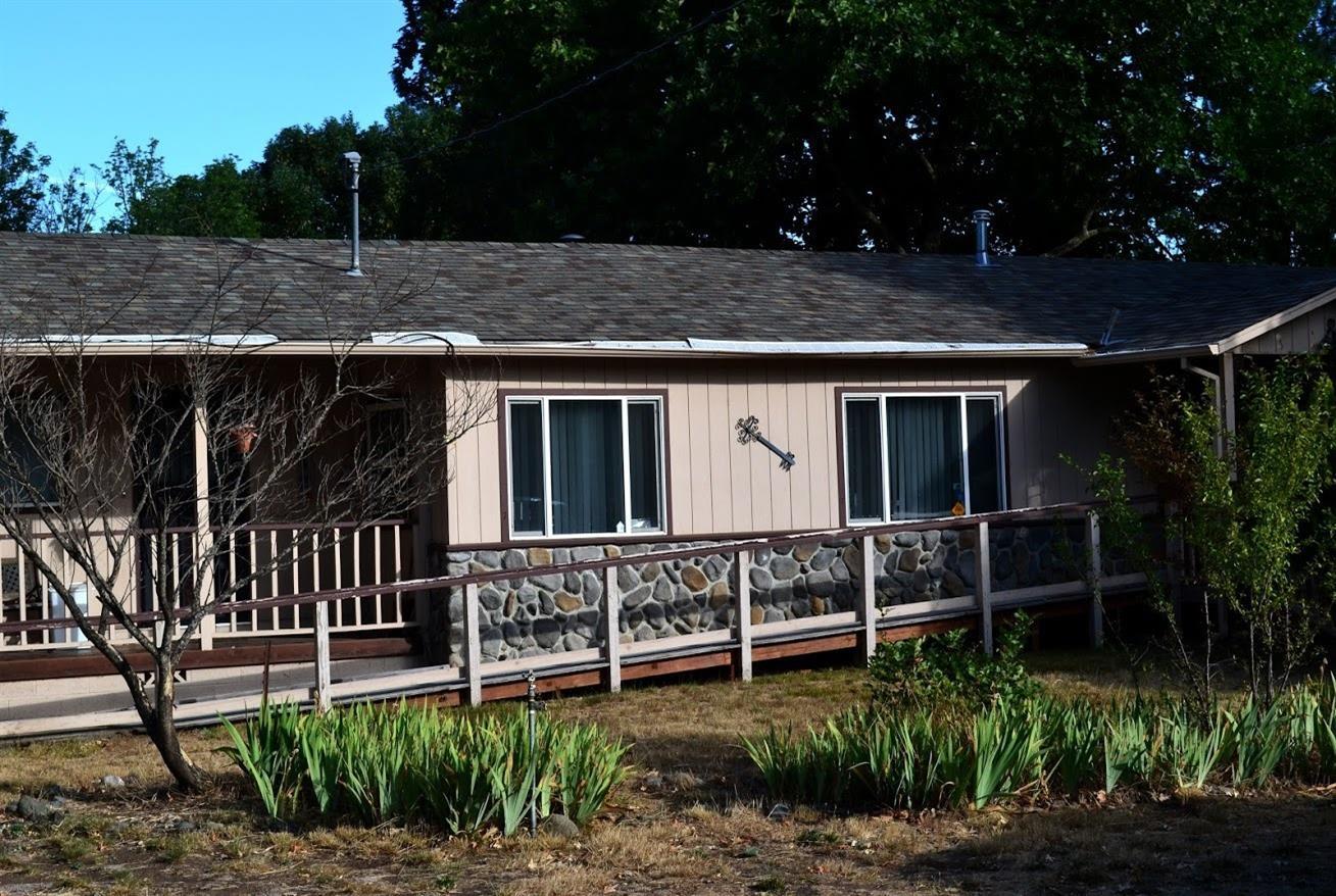 1321 Rockydale Road Cave Junction, OR 97523 - Photo 5 of 35 front yard