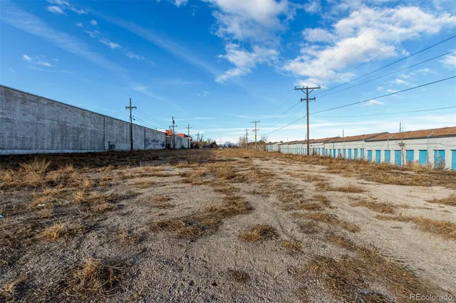 a view of a pathway with a yard