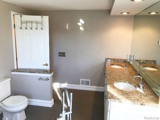 348 Oakbridge Drive Rochester, MI 48306 - Photo 17 of 35