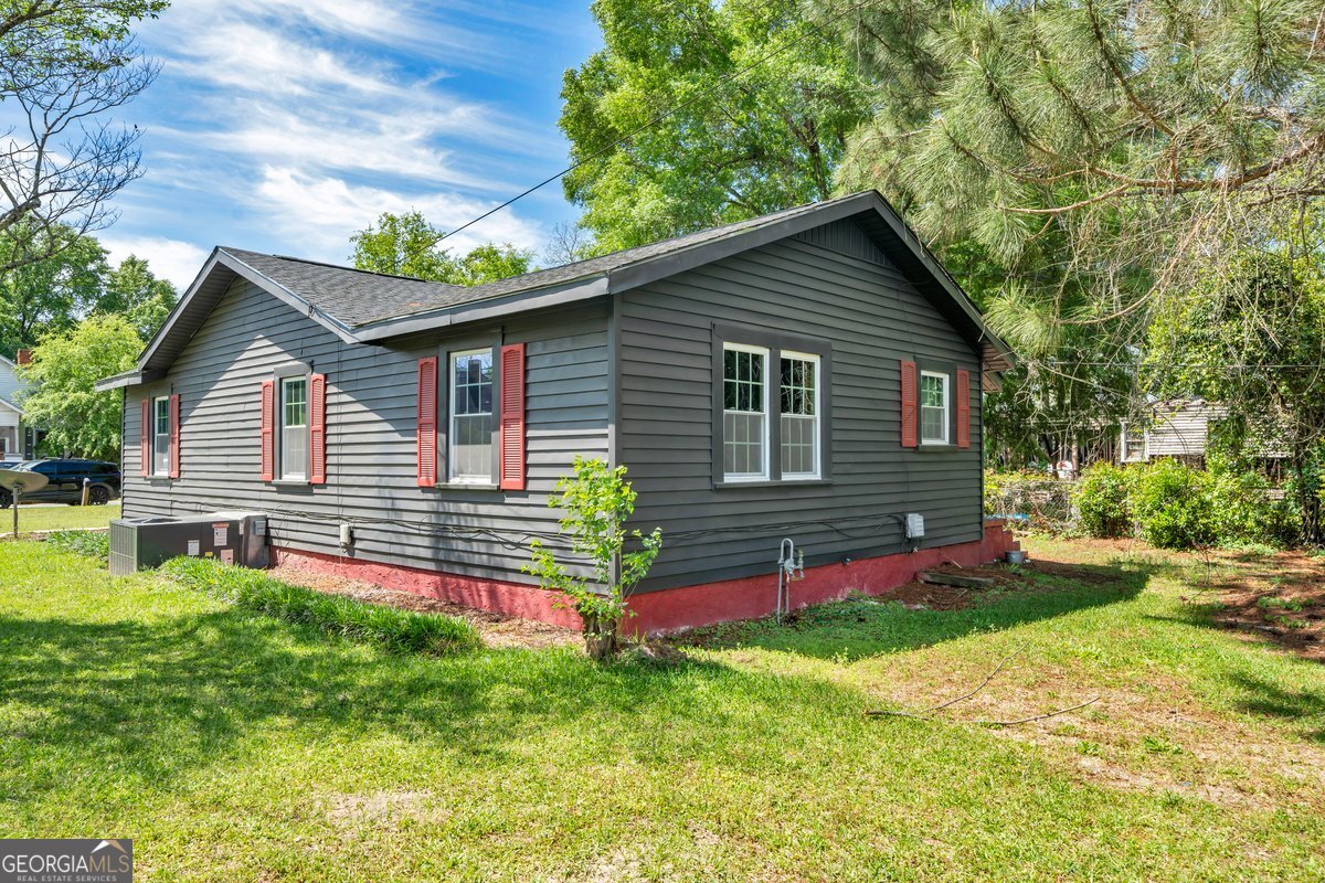 415 East 7th Avenue Cordele, GA 31015 - Photo 3 of 13 a front view of house with yard and green space