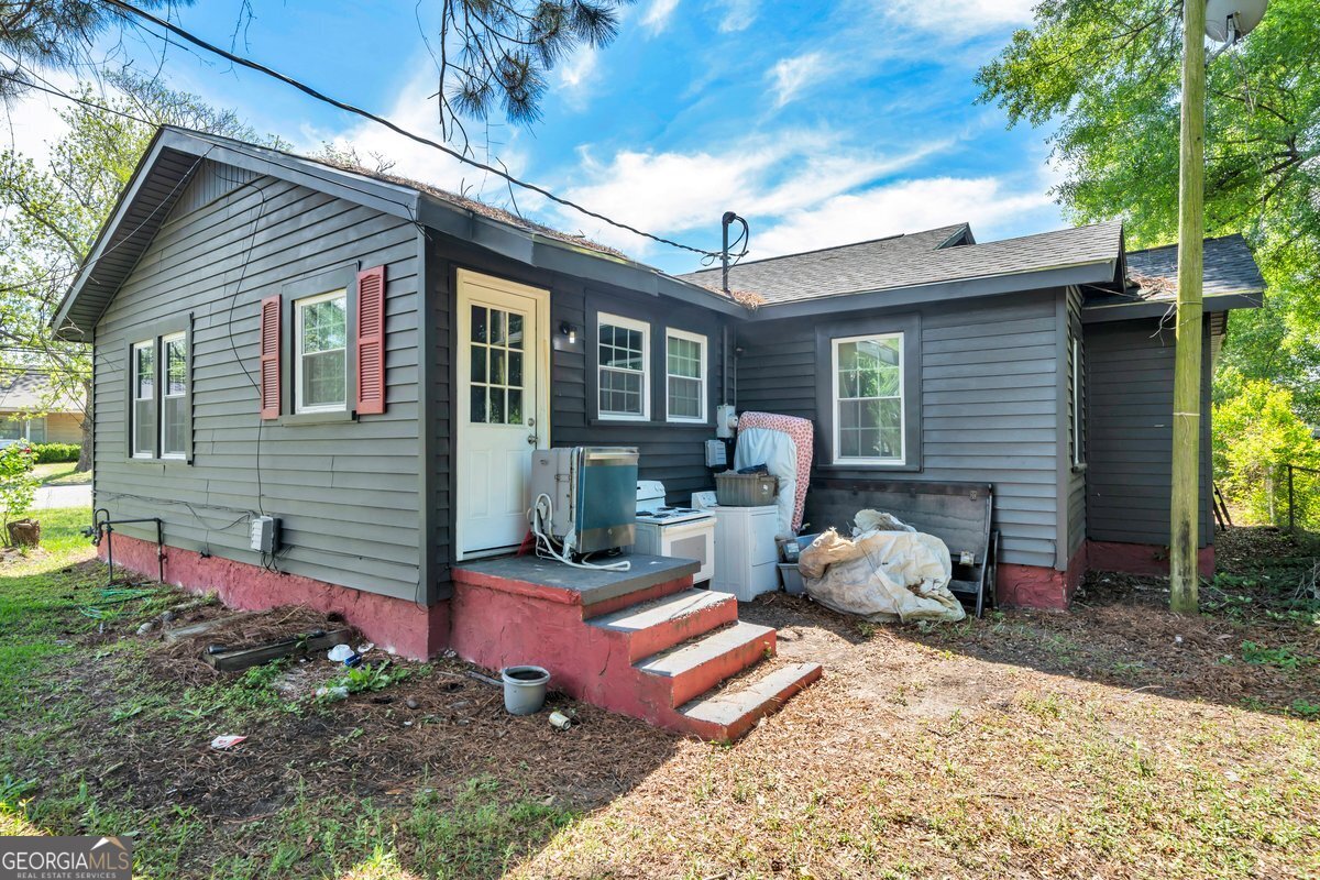 415 East 7th Avenue Cordele, GA 31015 - Photo 4 of 13 a view of a house with a patio