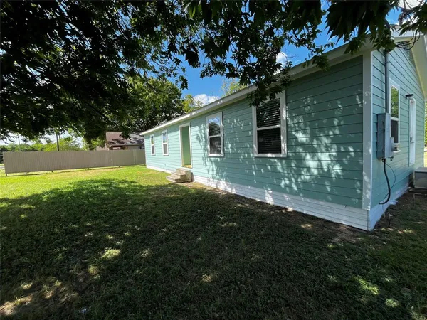 $1,550 | 1502 Daffan Avenue, Ennis, TX 75119