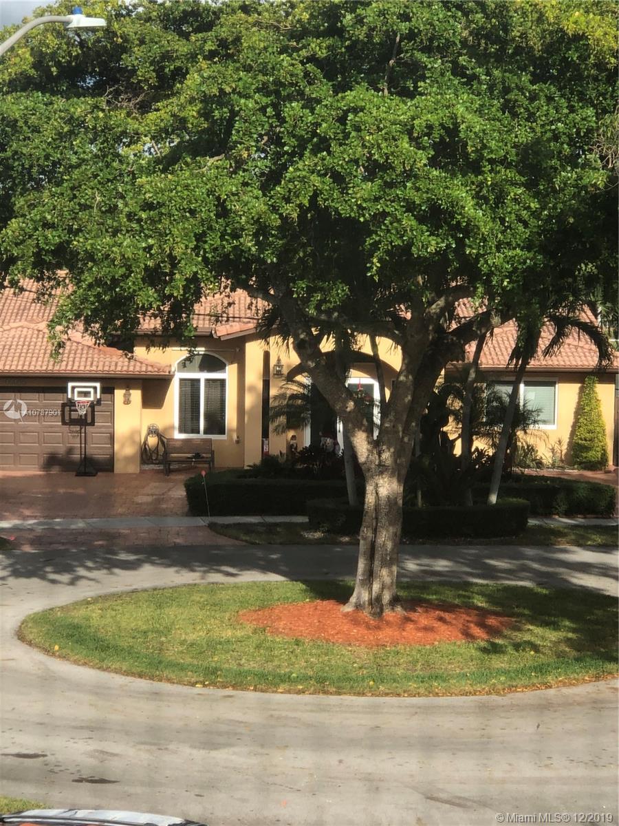 14640 Fitzpatrick Road Miami Lakes, FL 33014 - Photo 11 of 77 ISLAND CUL DE SAC IN FRONT OF PROPERTY.
