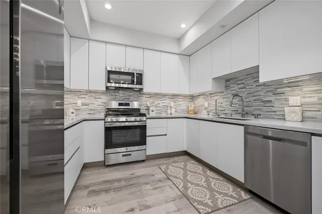 $3,595 | 5820 La Mirada Avenue, Unit 301, Hollywood, CA 90038