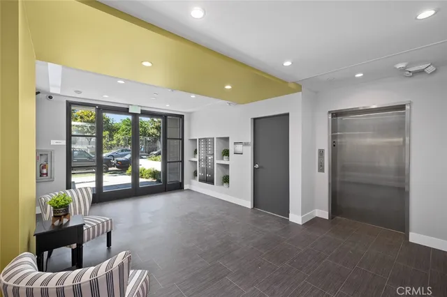 $3,595 | 5820 La Mirada Avenue, Unit 301, Hollywood, CA 90038