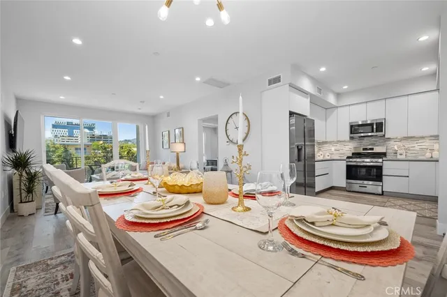 $3,595 | 5820 La Mirada Avenue, Unit 301, Hollywood, CA 90038