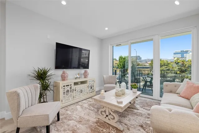 $3,595 | 5820 La Mirada Avenue, Unit 301, Hollywood, CA 90038