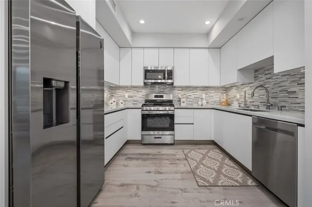 $3,595 | 5820 La Mirada Avenue, Unit 301, Hollywood, CA 90038