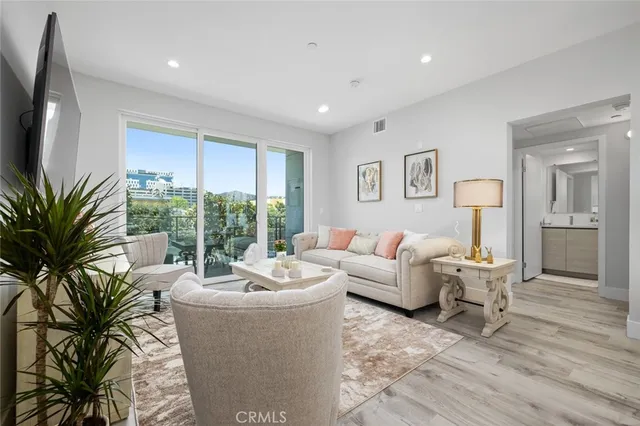 $3,595 | 5820 La Mirada Avenue, Unit 301, Hollywood, CA 90038