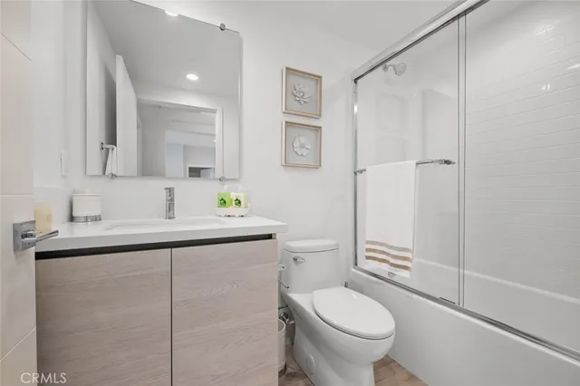 $3,595 | 5820 La Mirada Avenue, Unit 301, Hollywood, CA 90038