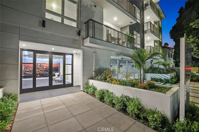 $3,595 | 5820 La Mirada Avenue, Unit 301, Hollywood, CA 90038