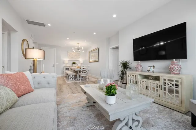 $3,595 | 5820 La Mirada Avenue, Unit 301, Hollywood, CA 90038