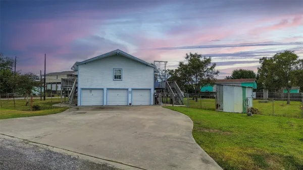 a view of a house with backyard and deck