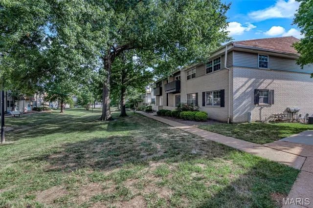 $129,900 | 128 Shadalane Walk, Unit A, Ballwin, MO 63011