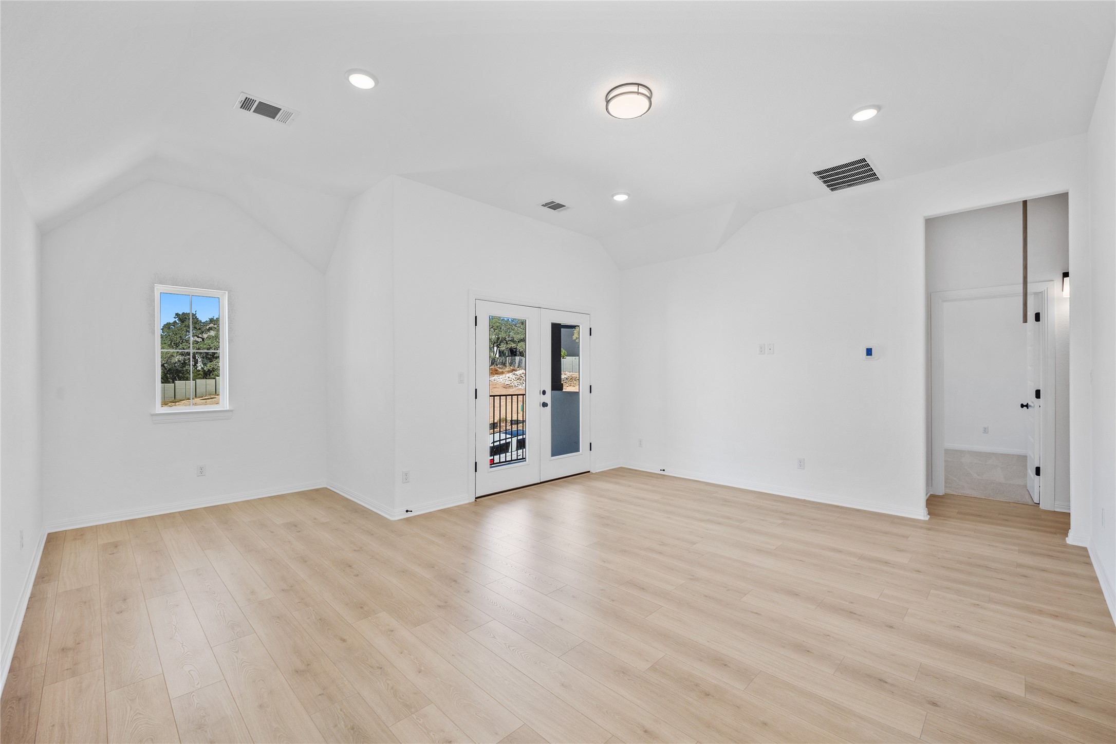 3213 Lookout Mountain Road Georgetown, TX 78628 - Photo 19 of 40 Empty bonus/flex room with vaulted ceiling, light wood finished floors, and recessed lighting