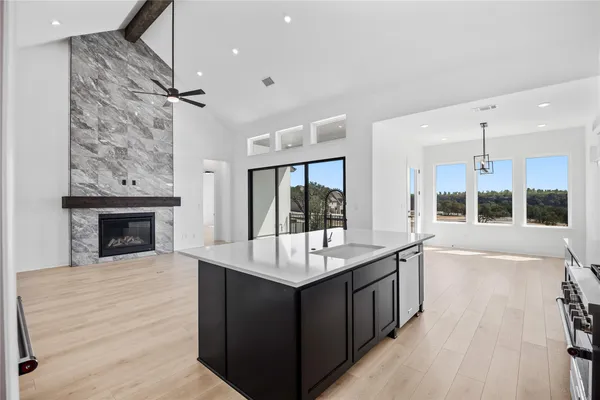 a view of a back yard