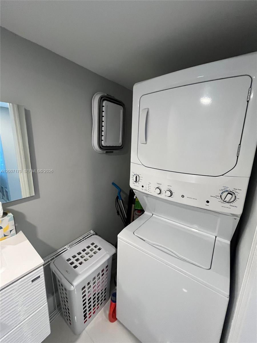 540 Brickell Key Drive, Unit 1809 Miami, FL 33131 - Photo 22 of 25 a utility room with dryer and washer