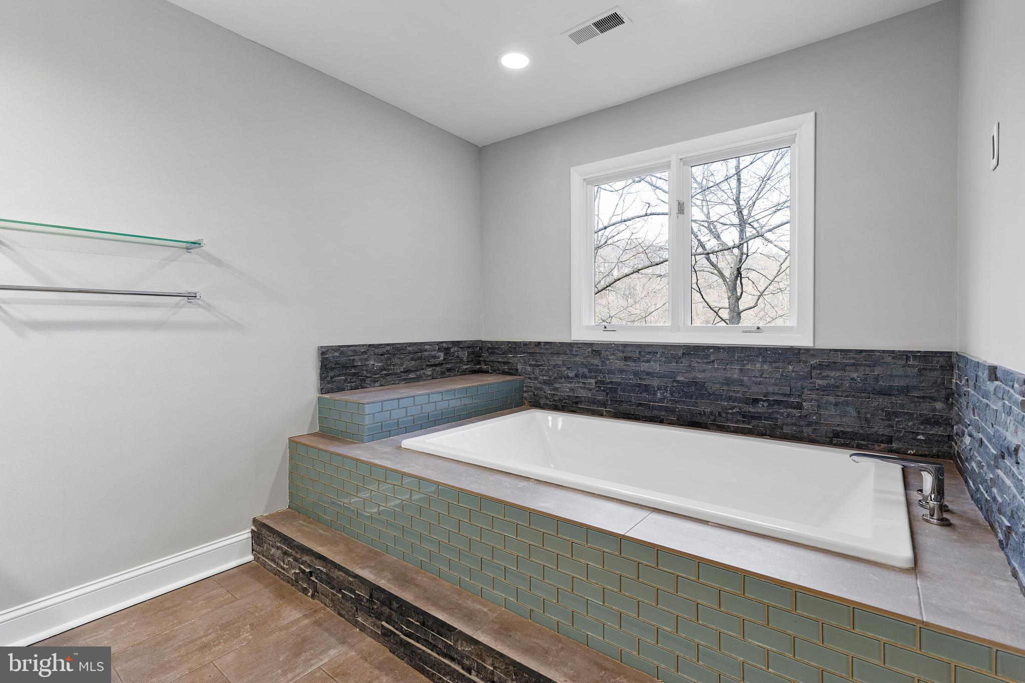 10 Brandywine Falls Road, Unit C010 Wilmington, DE 19806 - Photo 20 of 29 a bathroom with a bathtub