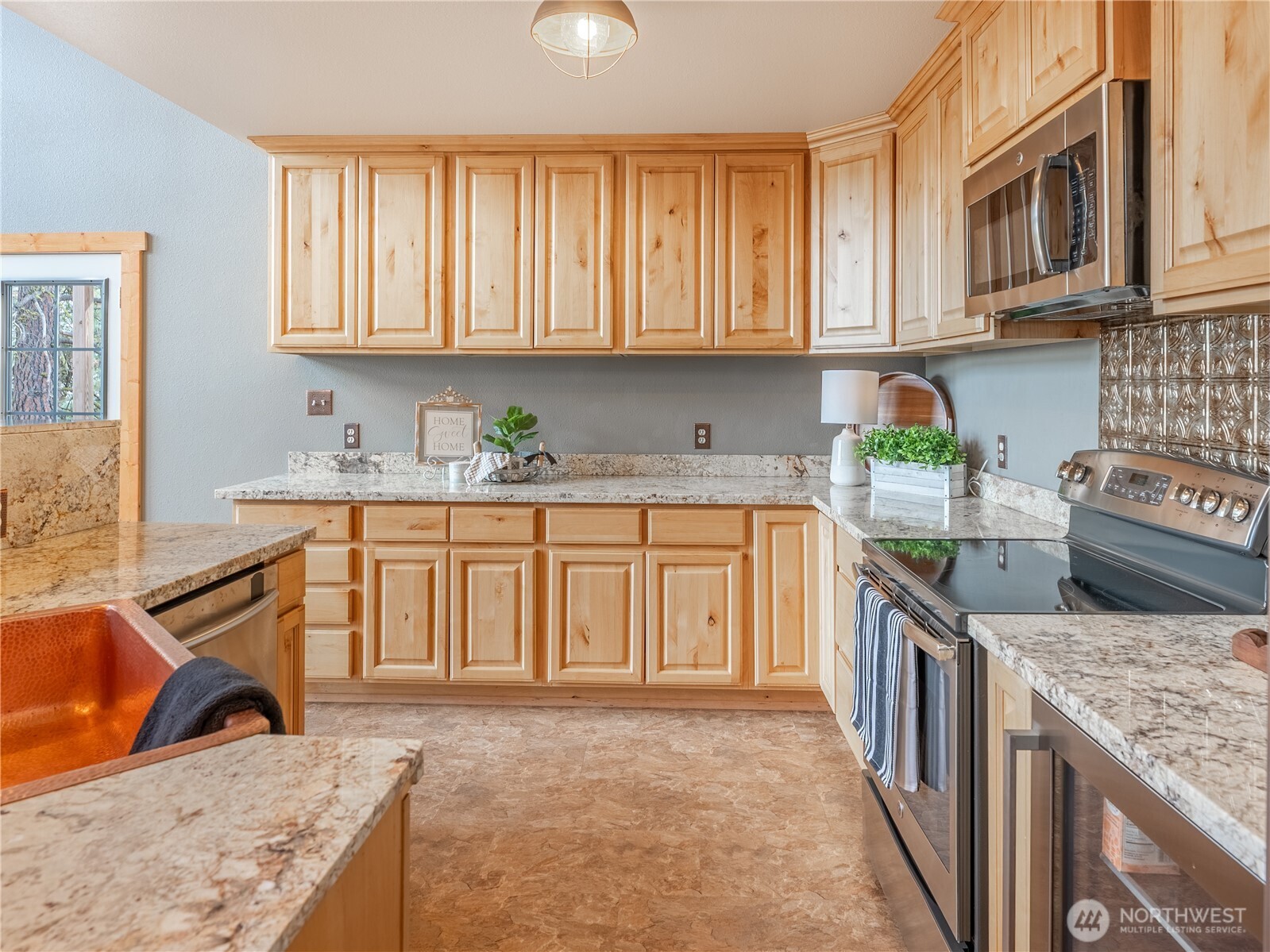 117 Hummingbird Road East Wenatchee, WA 98802 - Photo 11 of 40 a kitchen with stainless steel appliances granite countertop a sink stove and cabinets