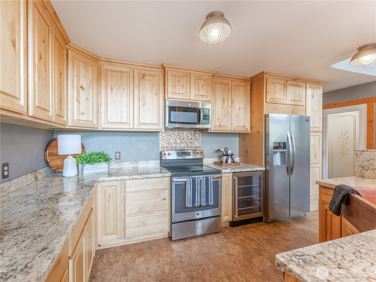 117 Hummingbird Road East Wenatchee, WA 98802 - Photo 13 of 40 a kitchen with stainless steel appliances granite countertop a refrigerator stove and sink