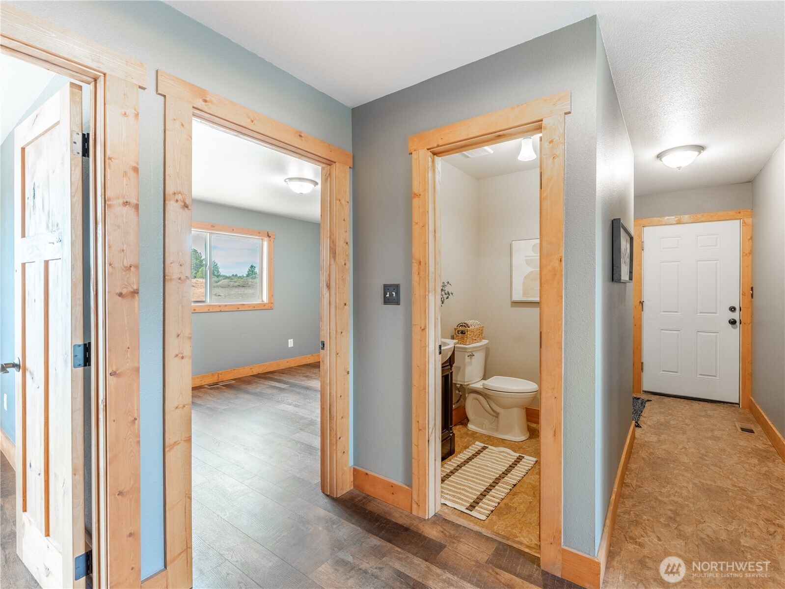 117 Hummingbird Road East Wenatchee, WA 98802 - Photo 15 of 40 a view of a bathroom with tub shower and a livingroom