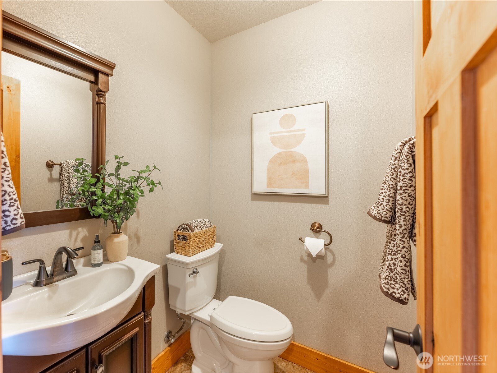 117 Hummingbird Road East Wenatchee, WA 98802 - Photo 16 of 40 a bathroom with a toilet a sink and a mirror