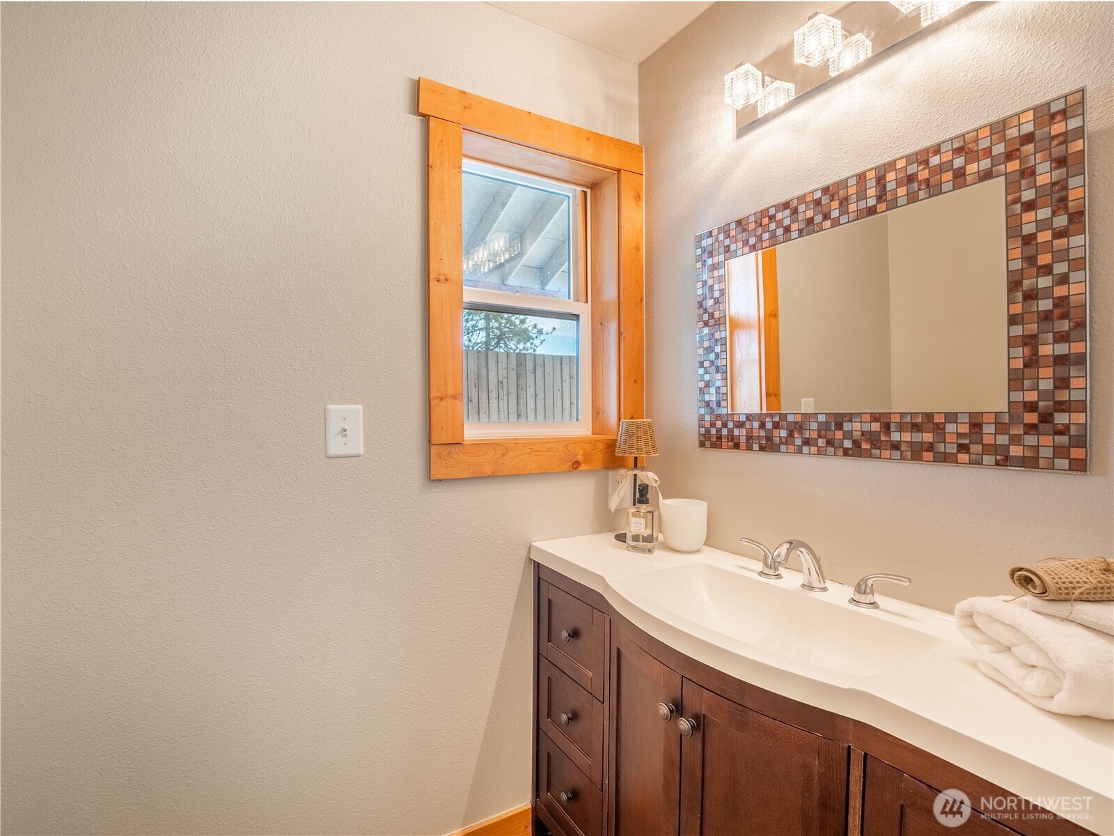 117 Hummingbird Road East Wenatchee, WA 98802 - Photo 17 of 40 a bathroom with a sink and a mirror