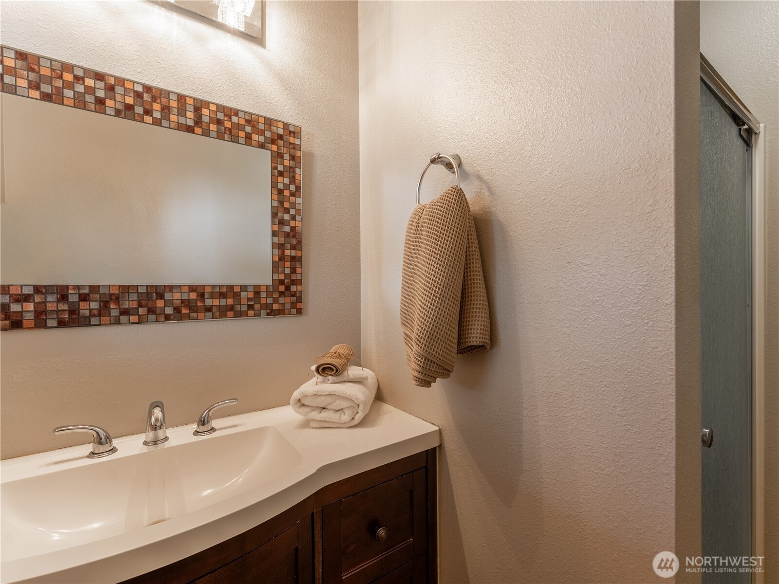 117 Hummingbird Road East Wenatchee, WA 98802 - Photo 18 of 40 a bathroom with a sink vanity and a mirror