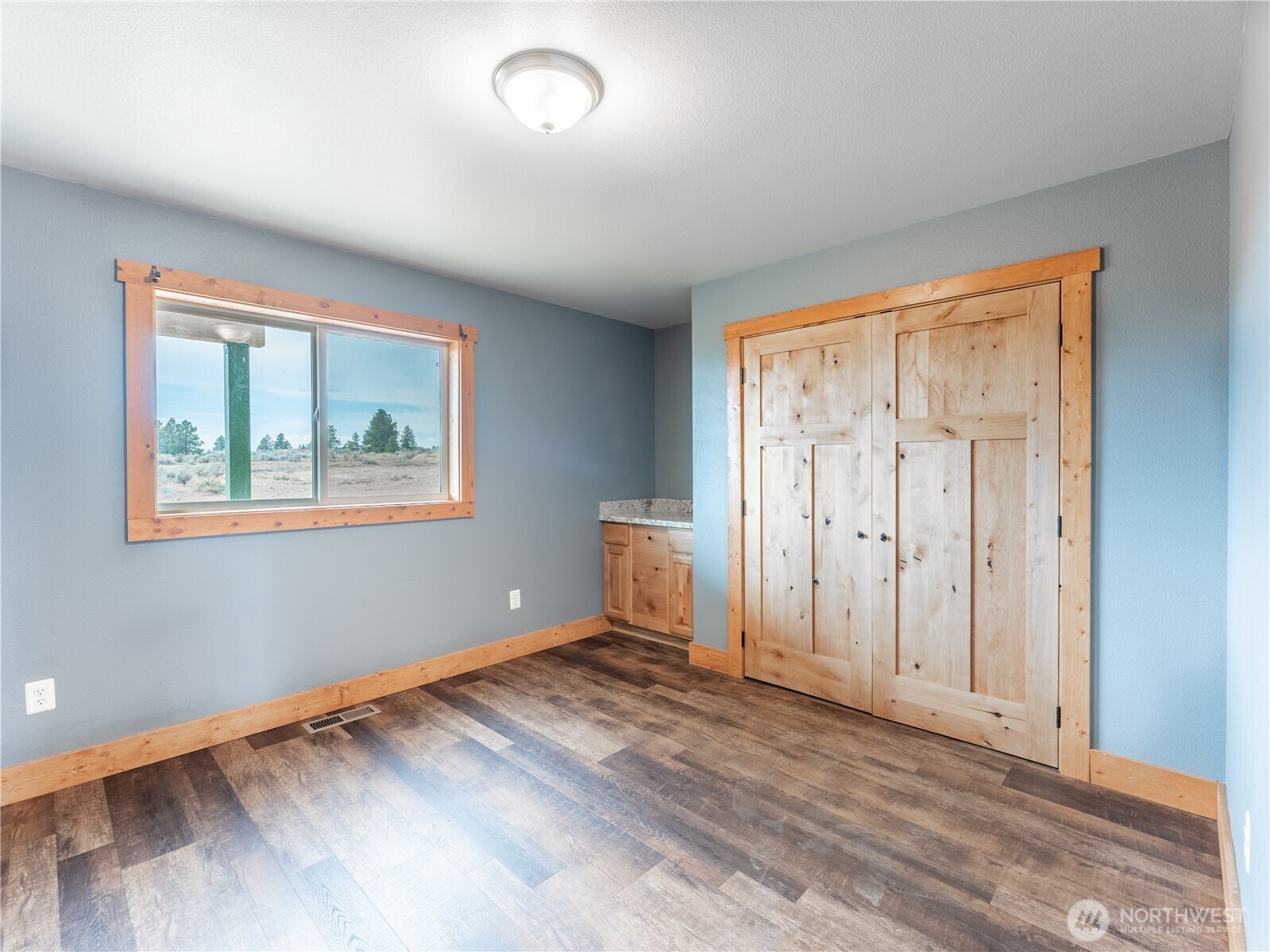 117 Hummingbird Road East Wenatchee, WA 98802 - Photo 19 of 40 a view of an empty room with a window