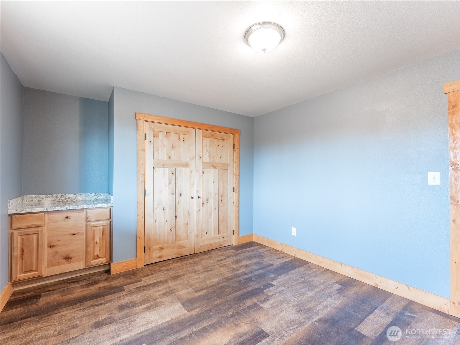 117 Hummingbird Road East Wenatchee, WA 98802 - Photo 20 of 40 an empty room with wooden floor and window