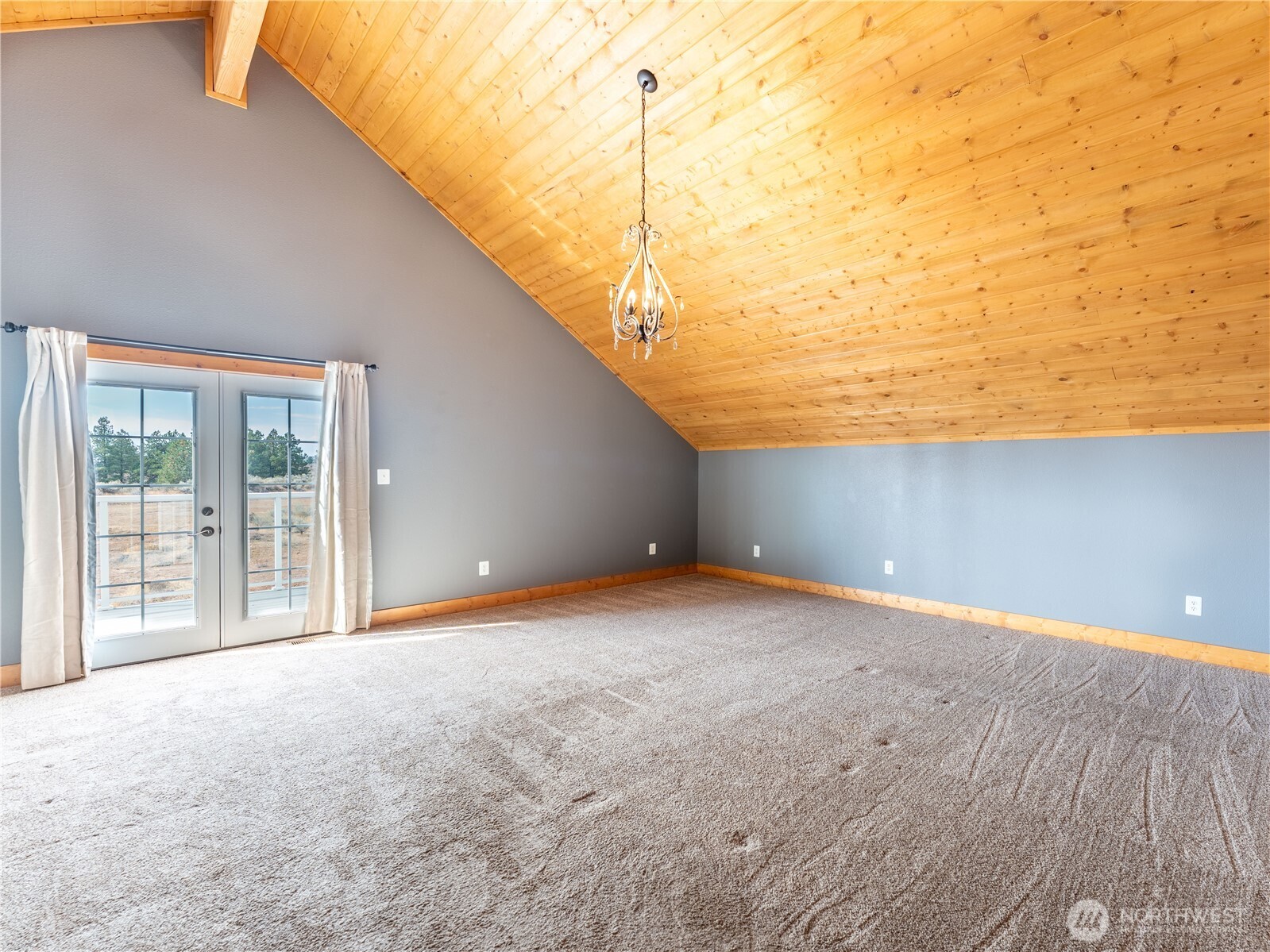 117 Hummingbird Road East Wenatchee, WA 98802 - Photo 25 of 40 a view of an empty room with wooden floor and a window