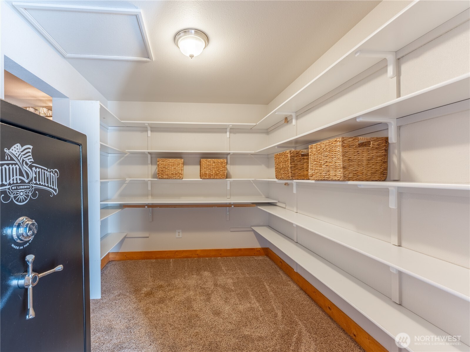 117 Hummingbird Road East Wenatchee, WA 98802 - Photo 26 of 40 a view of walk in closet