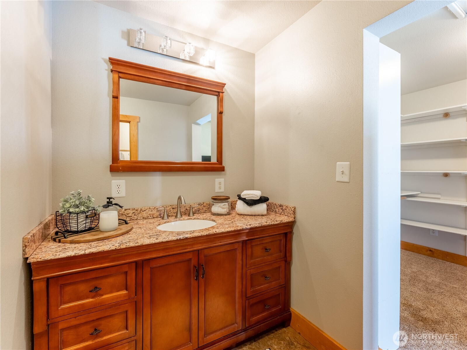 117 Hummingbird Road East Wenatchee, WA 98802 - Photo 29 of 40 a bathroom with a sink and a mirror