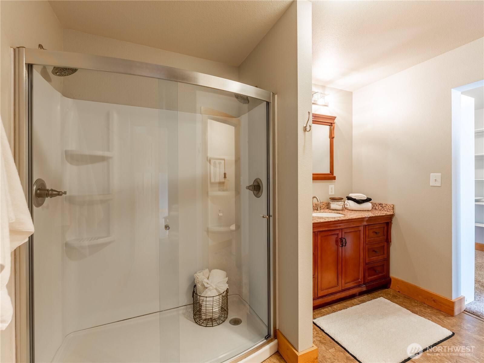 117 Hummingbird Road East Wenatchee, WA 98802 - Photo 30 of 40 a bathroom with a sink and a mirror