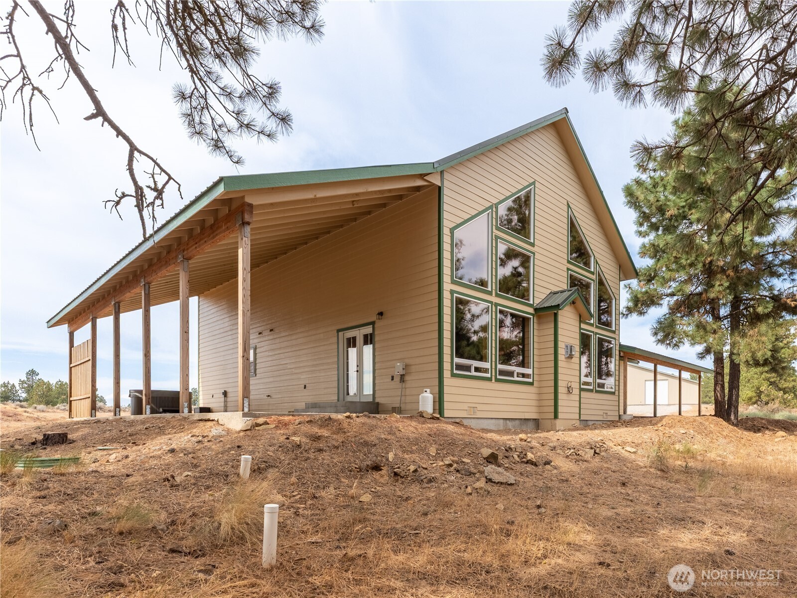 117 Hummingbird Road East Wenatchee, WA 98802 - Photo 3 of 40 a view of a house with a snow in the background
