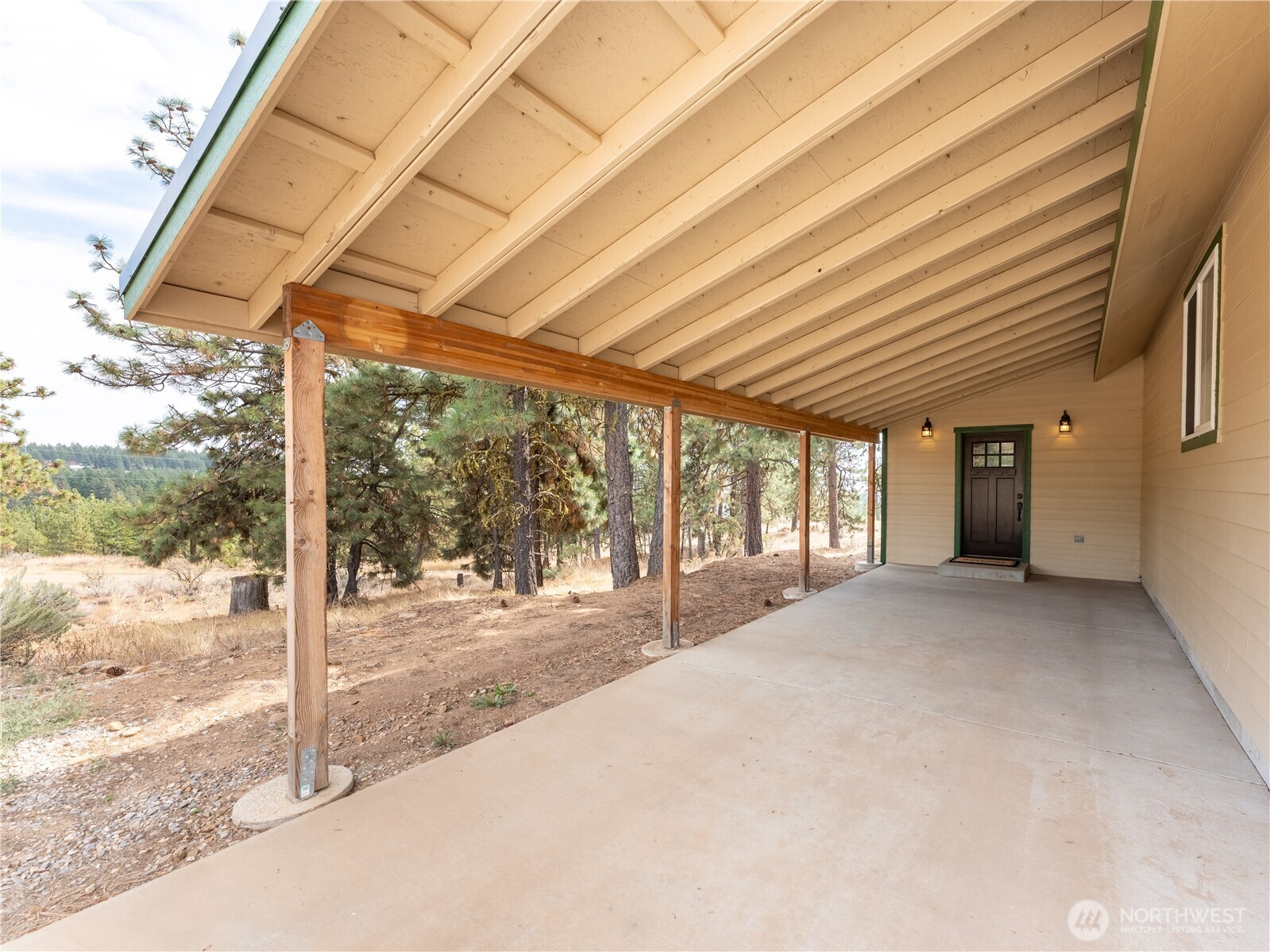 117 Hummingbird Road East Wenatchee, WA 98802 - Photo 33 of 40 a view of a porch with a backyard