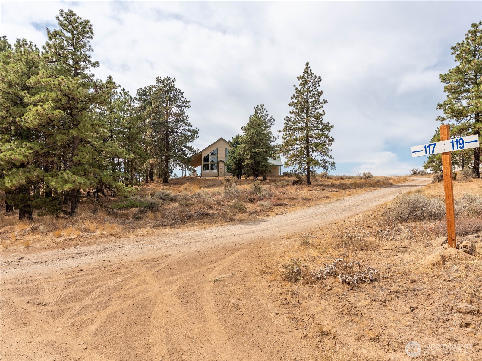 117 Hummingbird Road East Wenatchee, WA 98802 - Photo 35 of 40 a view of a yard with snow on the road