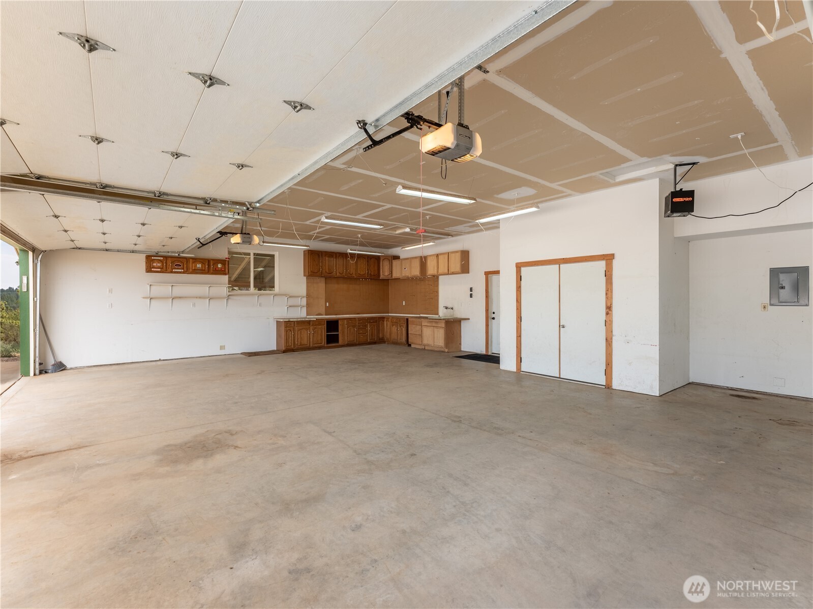 117 Hummingbird Road East Wenatchee, WA 98802 - Photo 38 of 40 a view of a garage