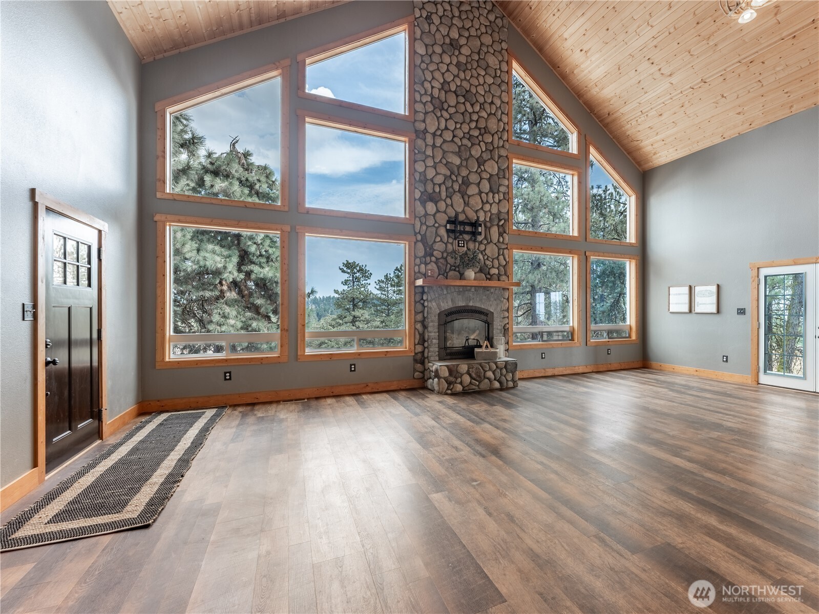 117 Hummingbird Road East Wenatchee, WA 98802 - Photo 4 of 40 an empty room with wooden floor and windows